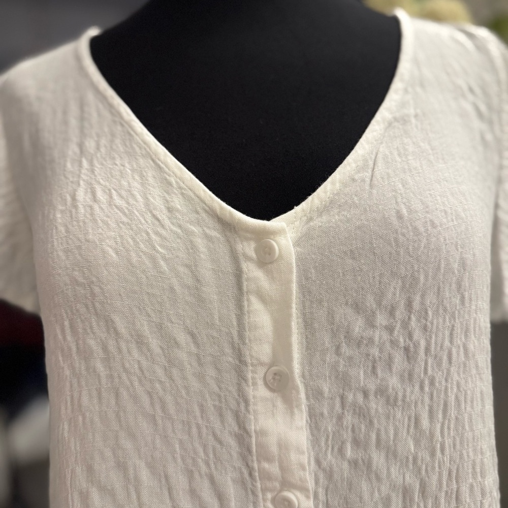 Elegant Cream Button-Down Shirt for Women - Picture 4 of 4